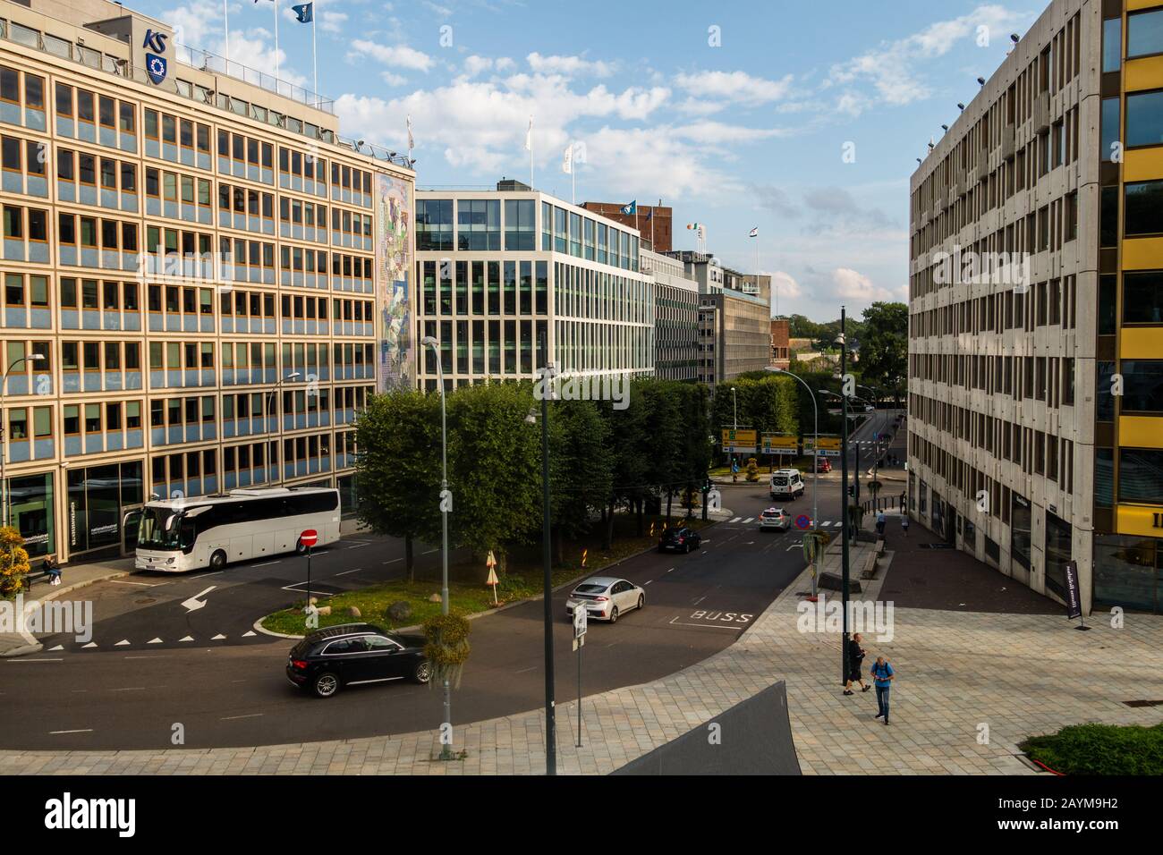 Editorial 08.31.2019 Oslo Norway Downtown con tráfico en las calles y un cielo brillante Foto de stock