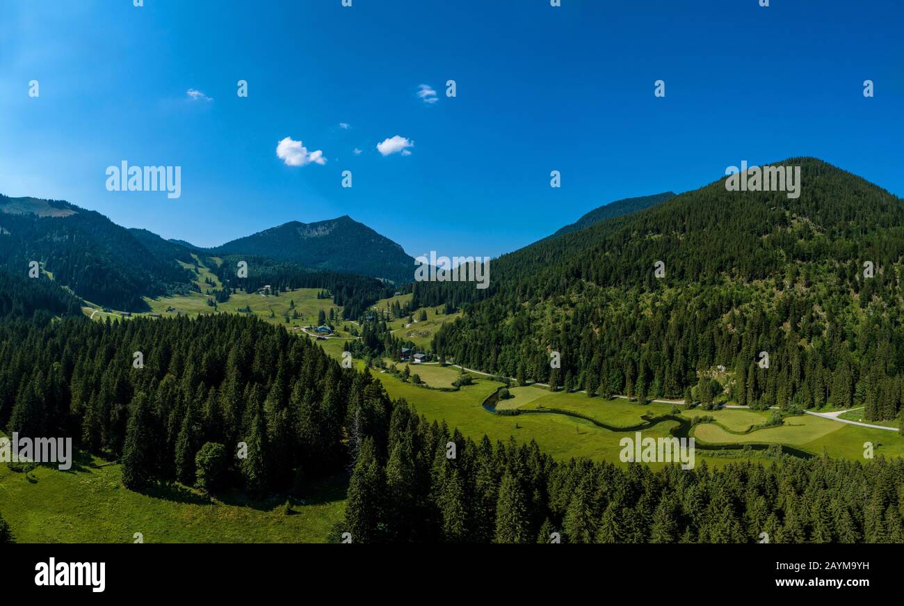 Vista a través del valle Valepp a la montaña Brecherspitz, Alemania, Baviera Foto de stock