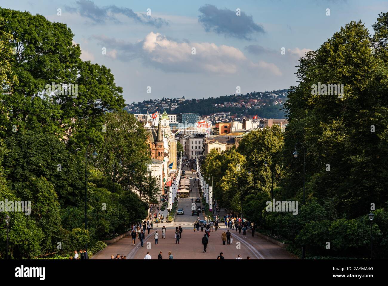 Editorial 08.31.2019 Oslo Noruega La larga y famosa calle Karl Johans que es la calle principal de la ciudad con turistas caminando Foto de stock