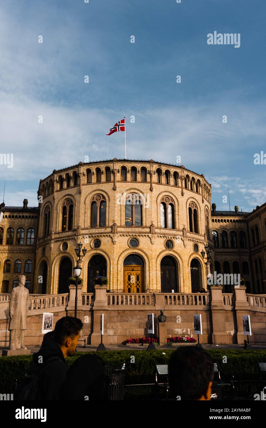 Editorial 08.31.2019 Oslo Norway Sortinget, el edificio del Parlamento noruego en una tarde soleada con gente caminando Foto de stock