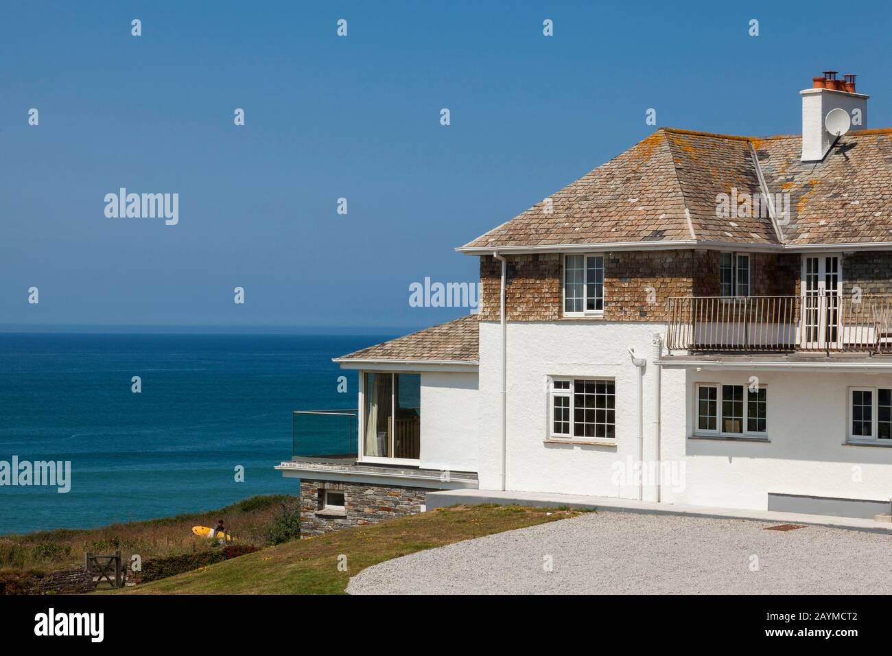 Una casa de vacaciones con vistas al océano Atlántico en la costa norte de Cornwall, Inglaterra, Reino Unido Foto de stock