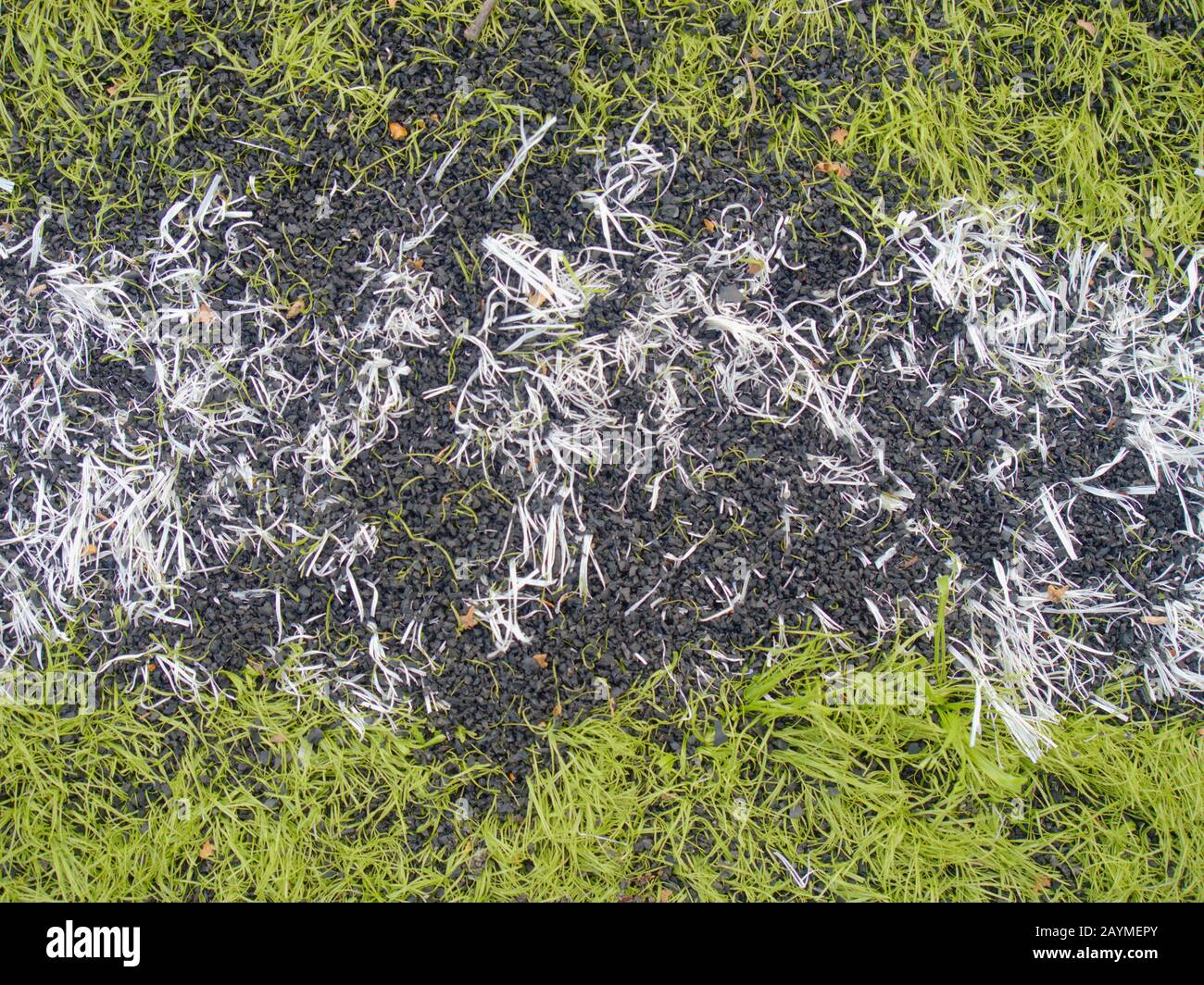 Base de caucho de césped para fútbol. Campo de fútbol de césped artificial  verde sintético con línea de rayas blancas Fotografía de stock - Alamy