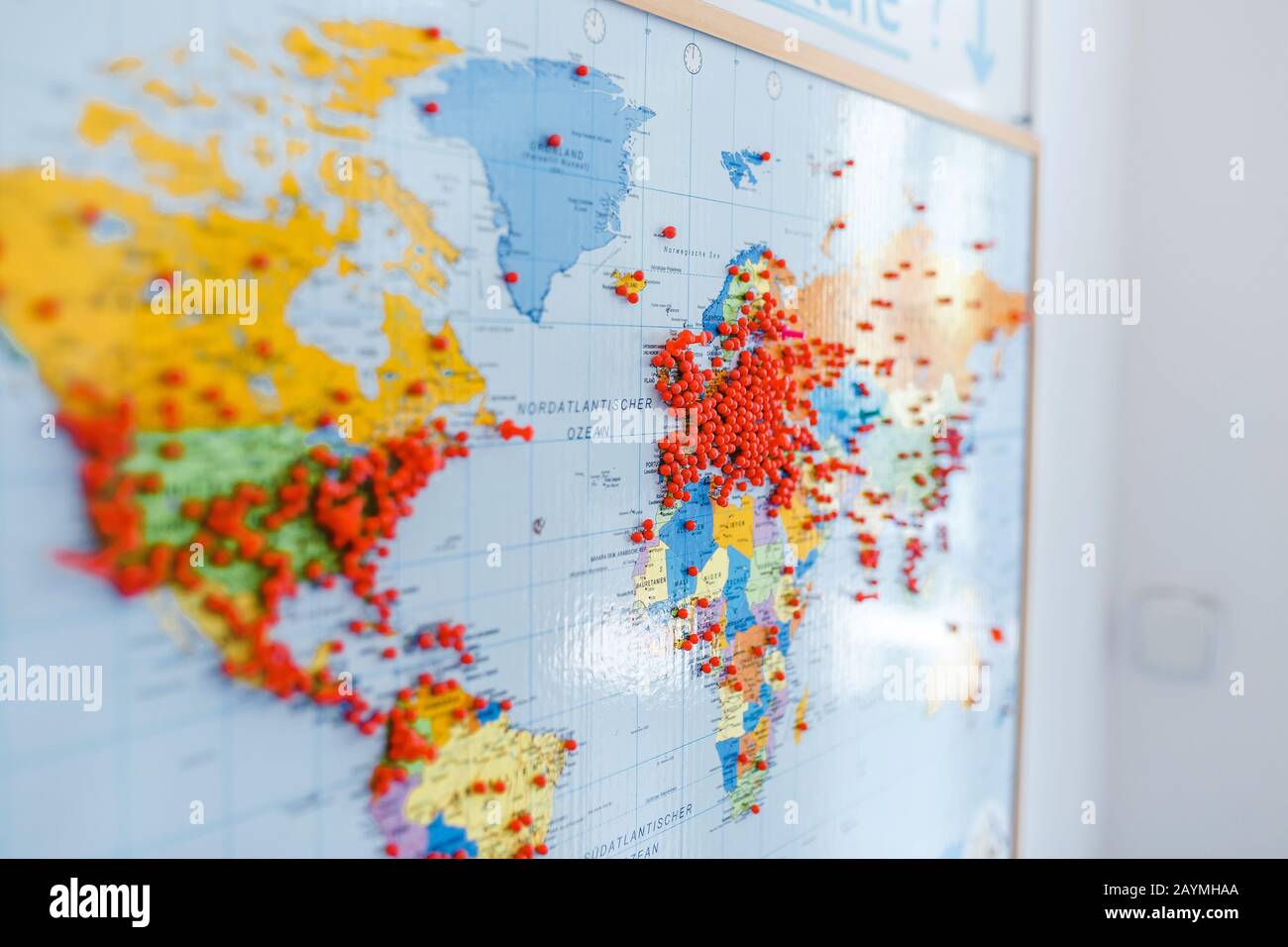 Un enorme número de alfileres rojos en Europa y otros continentes en un  mapa mundial con un DOF poco profundo Fotografía de stock - Alamy