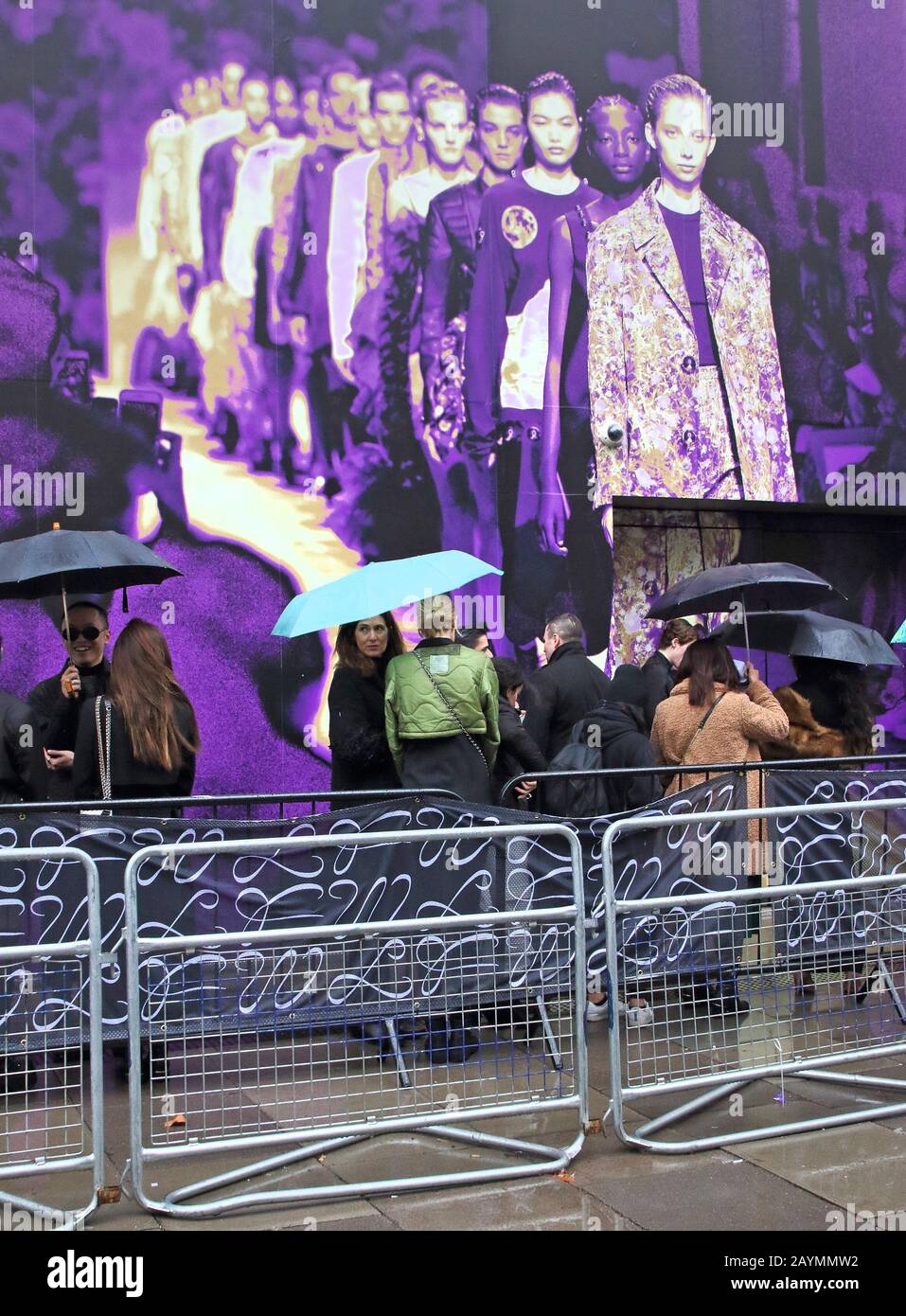 Personas Que Tienen Sombrillas Fuera De La Bfc Showspace Durante La Semana De La Moda De Londres Otono Invierno Fotografia De Stock Alamy