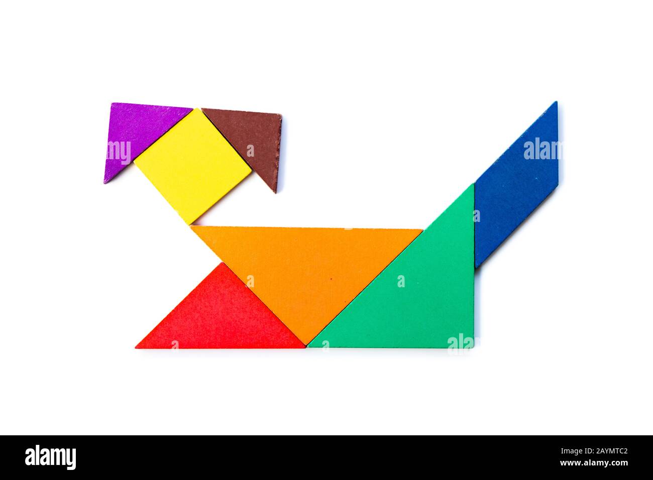 Color tangram de madera en forma de perro sobre fondo blanco Fotografía de  stock - Alamy