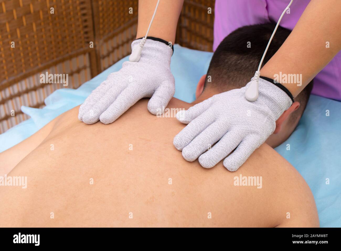 Hombre con masaje de espalda, fisioterapia con guantes Fotografía de stock  - Alamy