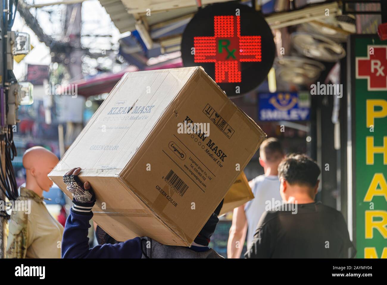 Los hombres entregan cajas grandes de máscaras faciales a una farmacia en el casco antiguo de Phuket durante la pandemia de Coronavirus COVID-19 SARS-COV-2, Bangkok. Foto de stock