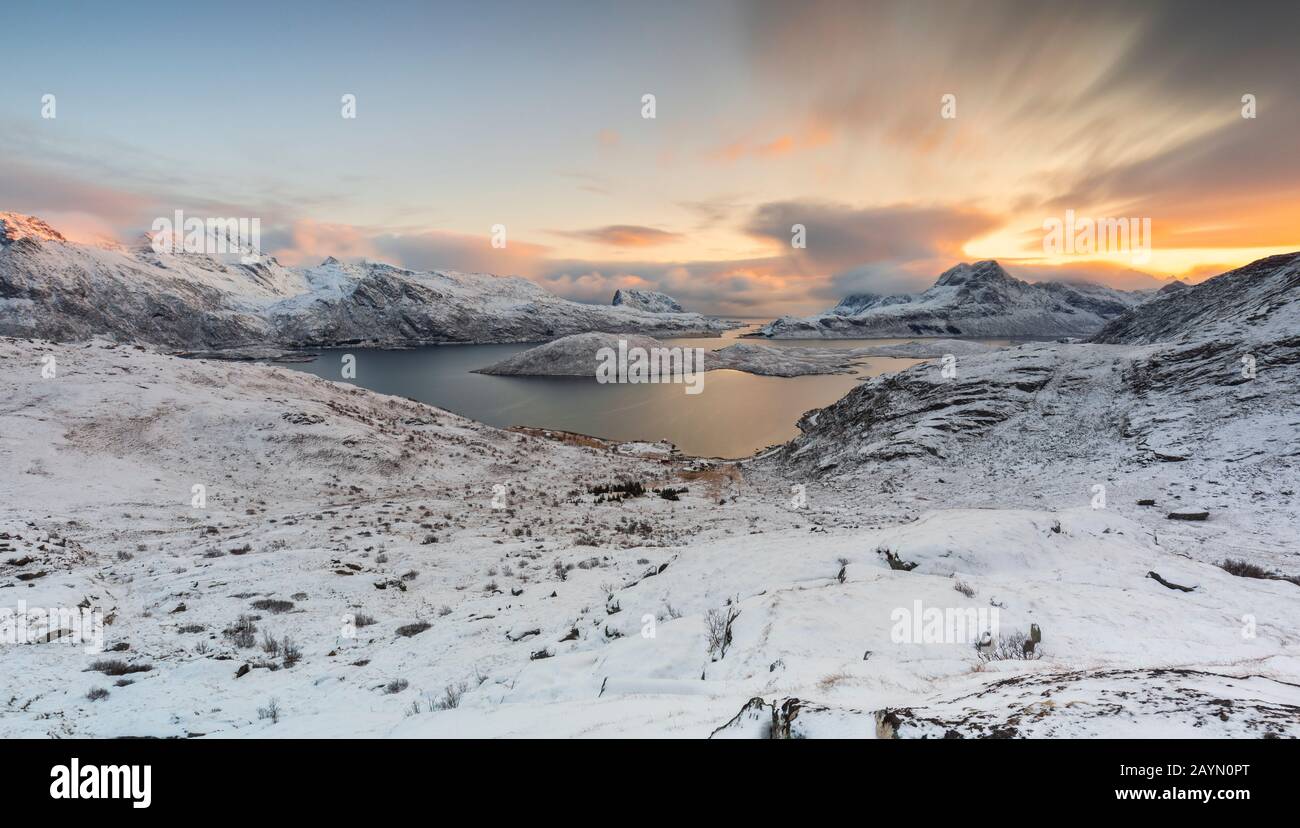 Una vista sobre Torsfjorden en el camino a Rythen, Fredvang, Flakstad, Moskenesøya, Nordland, Lofoten, Noruega, Norte de Europa Foto de stock