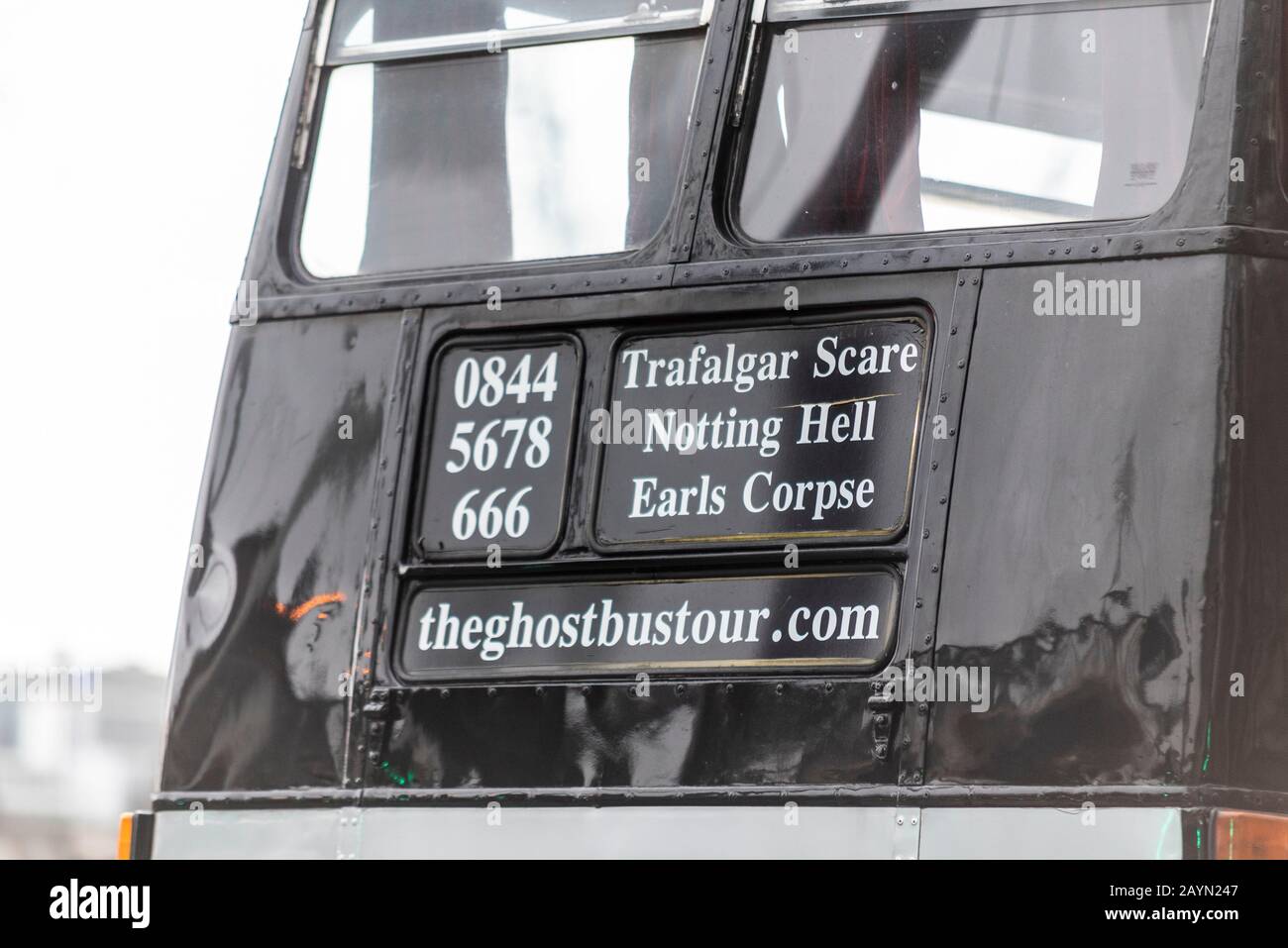 Ghostbustour antiguo autobús Routemaster Londres pintado de negro. Ghost Bus Tours retiró el autobús de Londres utilizado para el transporte espeluznante alrededor de la ciudad. Destinos con torsión Foto de stock