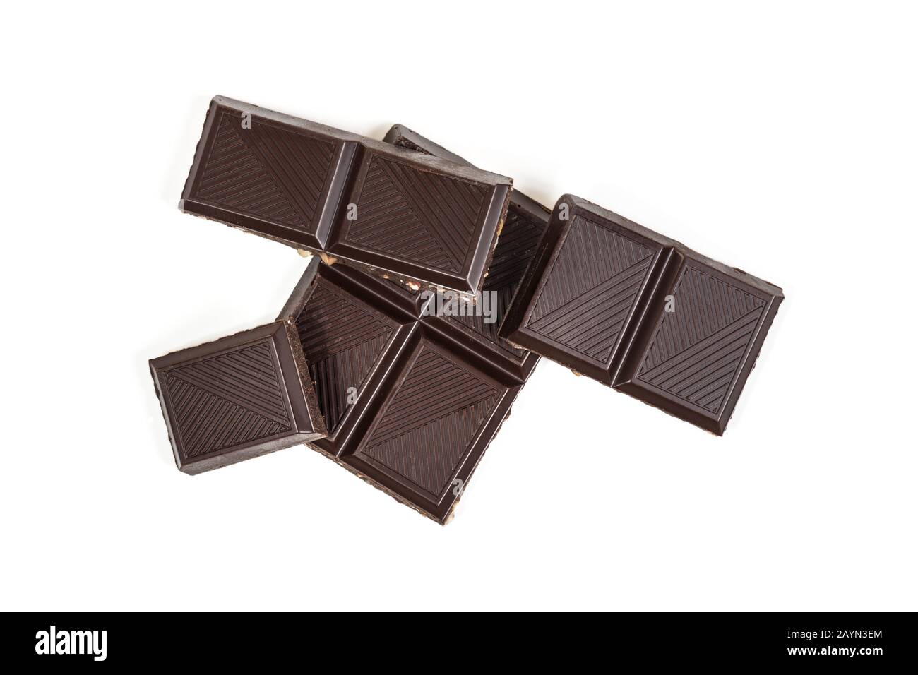 Piezas de chocolate negro aisladas sobre fondo blanco, con trazado de recorte, plano. Retocada cuidadosamente. Foto de stock