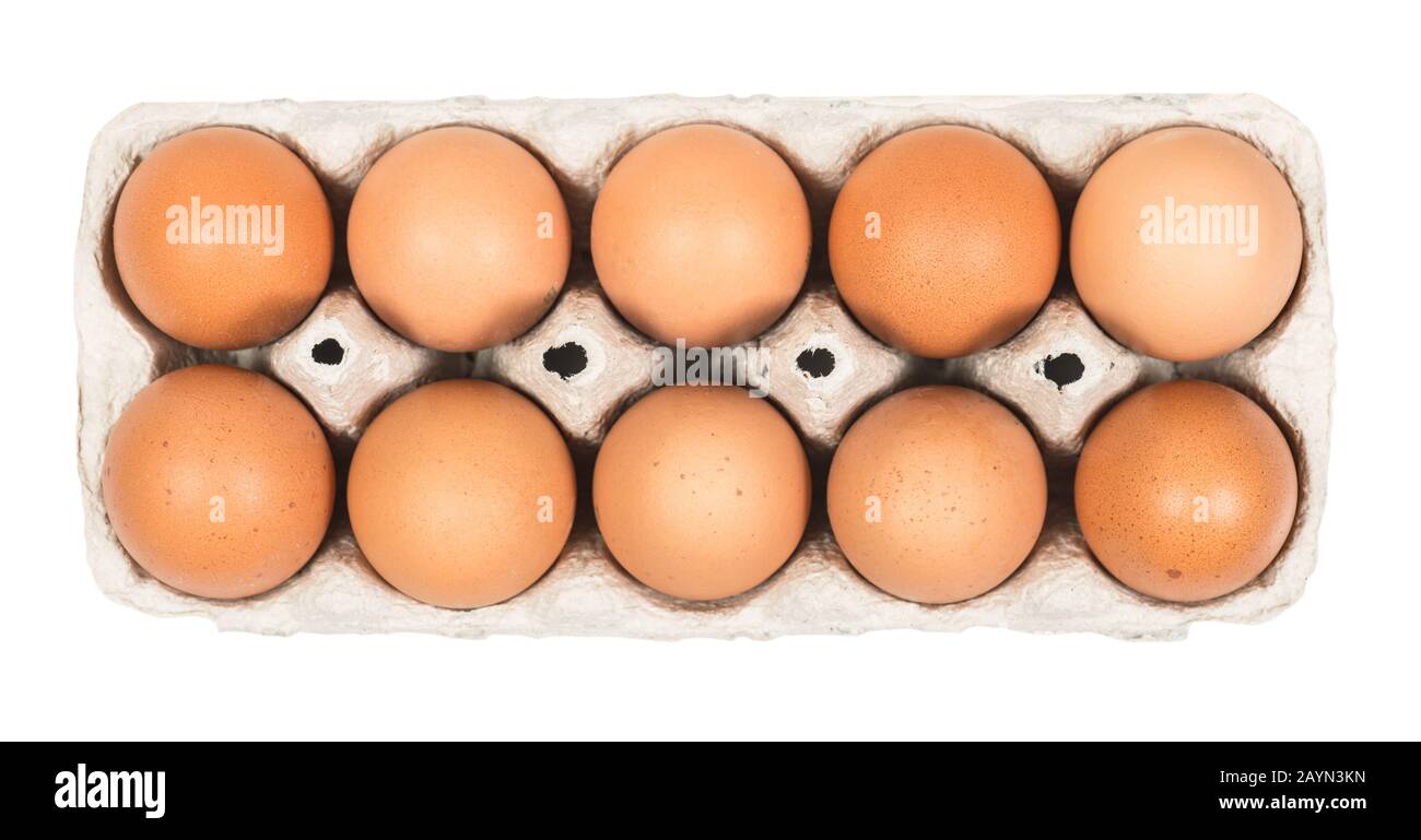 Diez huevos marrones en la caja de cartón vista superior aislada en blanco. Trazado de recorte para facilitar el corte Foto de stock