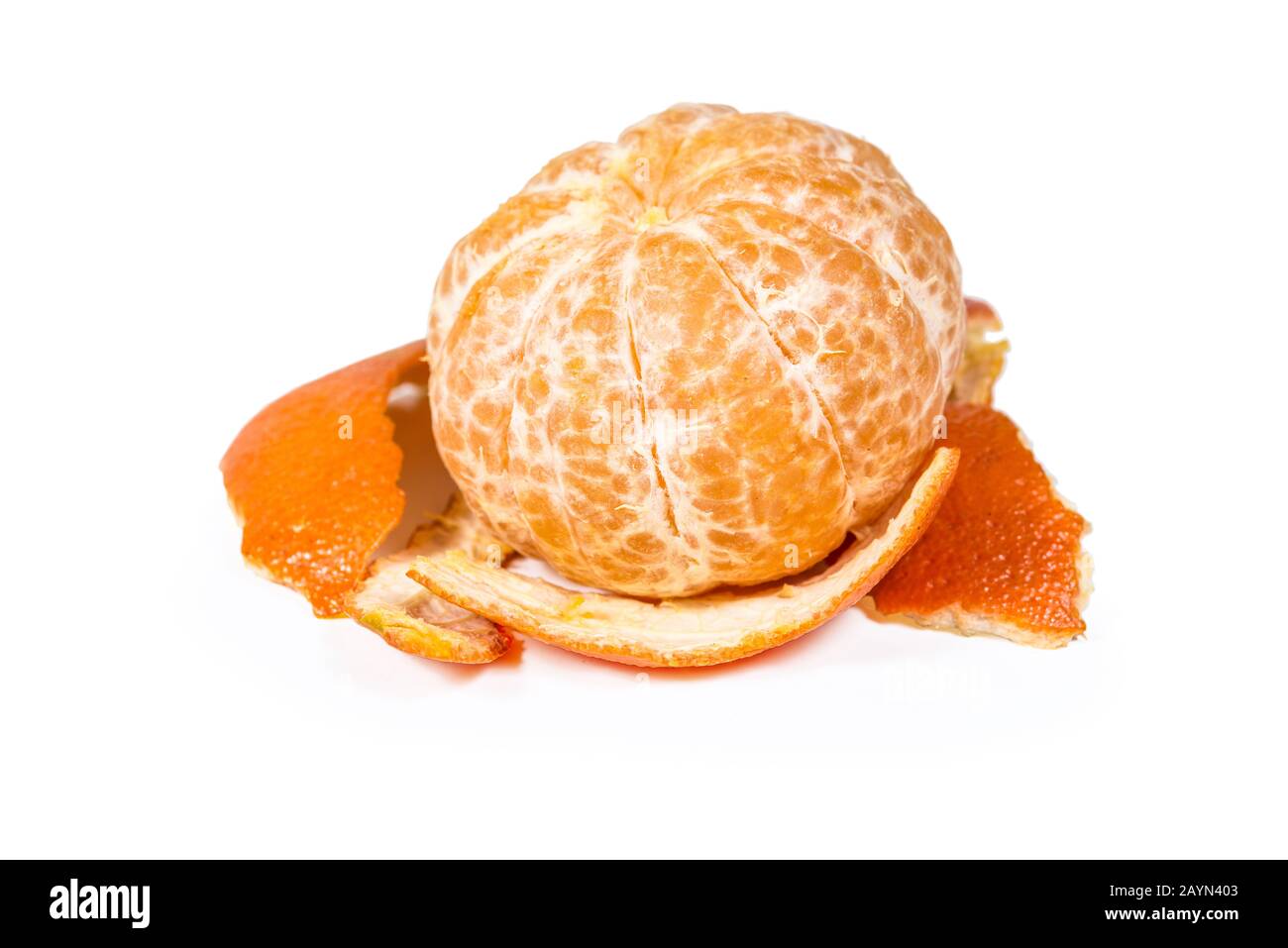 Fruto pelado de mandarina o mandarina aislado sobre fondo blanco con trazado de corte Foto de stock