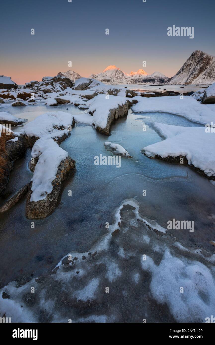 Puesta De Sol Invernal En Napp, Flakstad, Flakstadoya, Nordland, Lofoten, Noruega, Norte De Europa Foto de stock