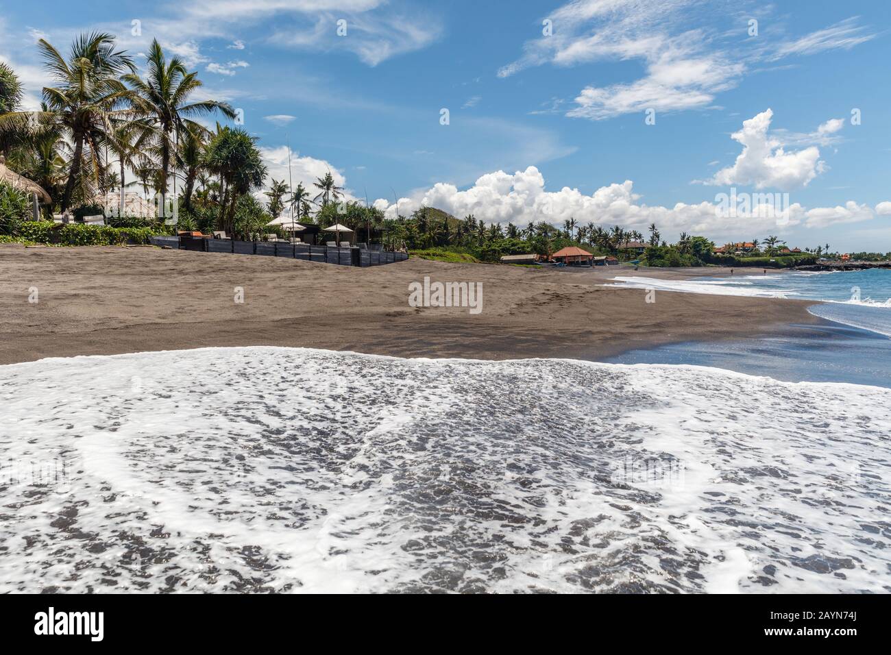 Vista De Pantai Babadan (Playa Babadan), Canggu, Bali, Indonesia. Arena negra volcánica, olas del océano, palmeras. Foto de stock