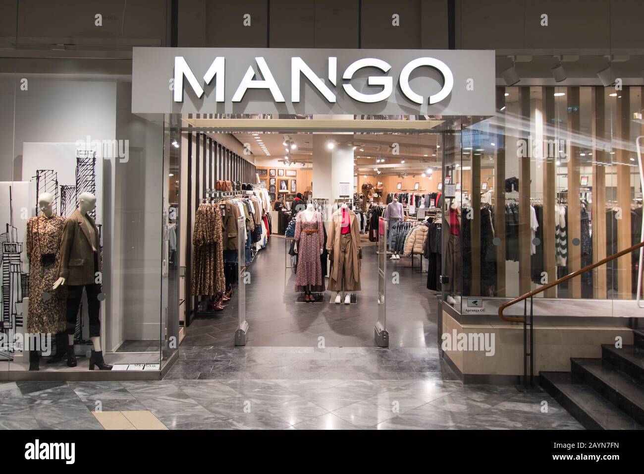 comedia conversacion Inmuebles Mango clothing retail shop fotografías e imágenes de alta resolución - Alamy