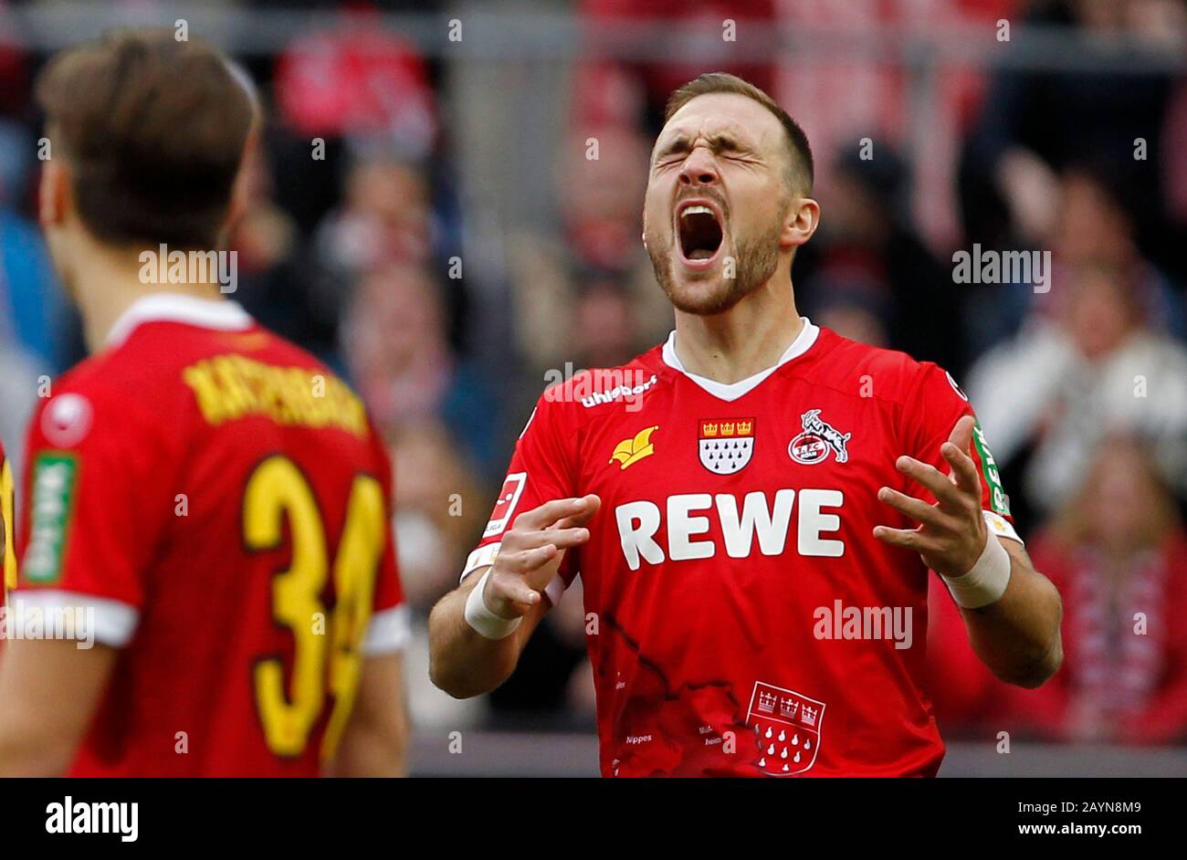 Koeln, Alemania, RheinEnergieStadion, 16 de febrero de 2020: Rafael Czichos de Koeln está enojado después de la meta 0:1 durante el primer partido de la Bundesliga 1.FC Koeln vs. FC Bayern Muenchen en la temporada 2019/2020. La normativa DFL prohíbe el uso de fotografías como secuencias de imágenes y/o cuasi-vídeo. Crédito: Mika Volkmann/Alamy Live News Foto de stock