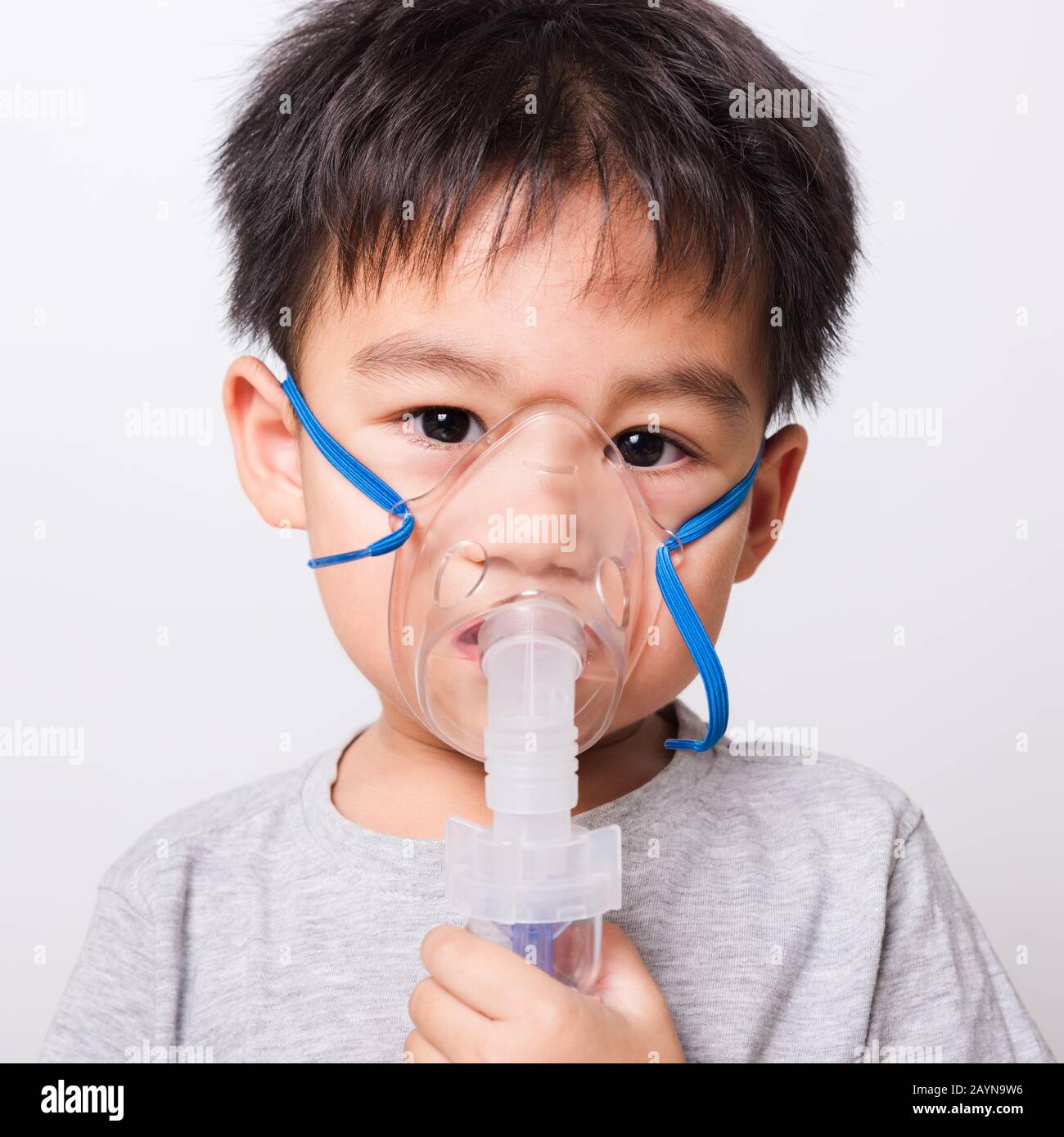 Closeup cara asiática, niños Pequeños niño enfermo él usando inhalador de  vapor mascarilla inhalador uno mismo sobre fondo blanco, cuidado médico  Fotografía de stock - Alamy