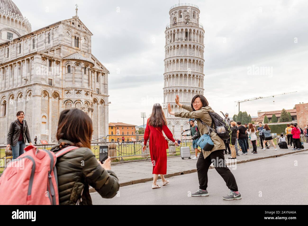 16 DE OCTUBRE de 2018, PISA, ITALIA: Multitud de turistas que hacen poses graciosas frente a la famosa torre inclinada en Pisa Foto de stock