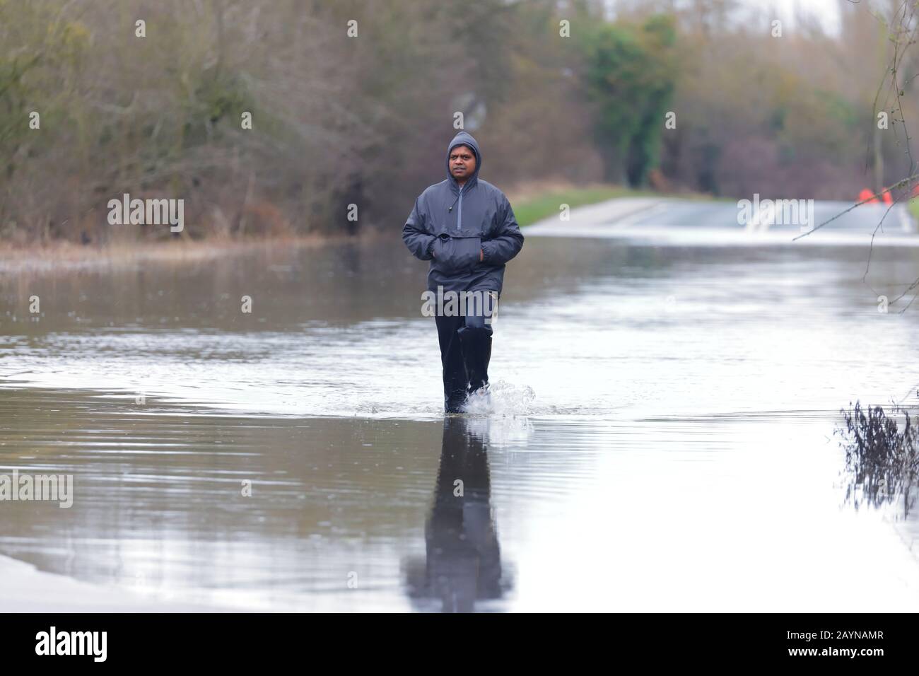 Un hombre camina por las inundaciones durante la tormenta Dennis, en Barnsdale Road en Allerton Bywater Foto de stock