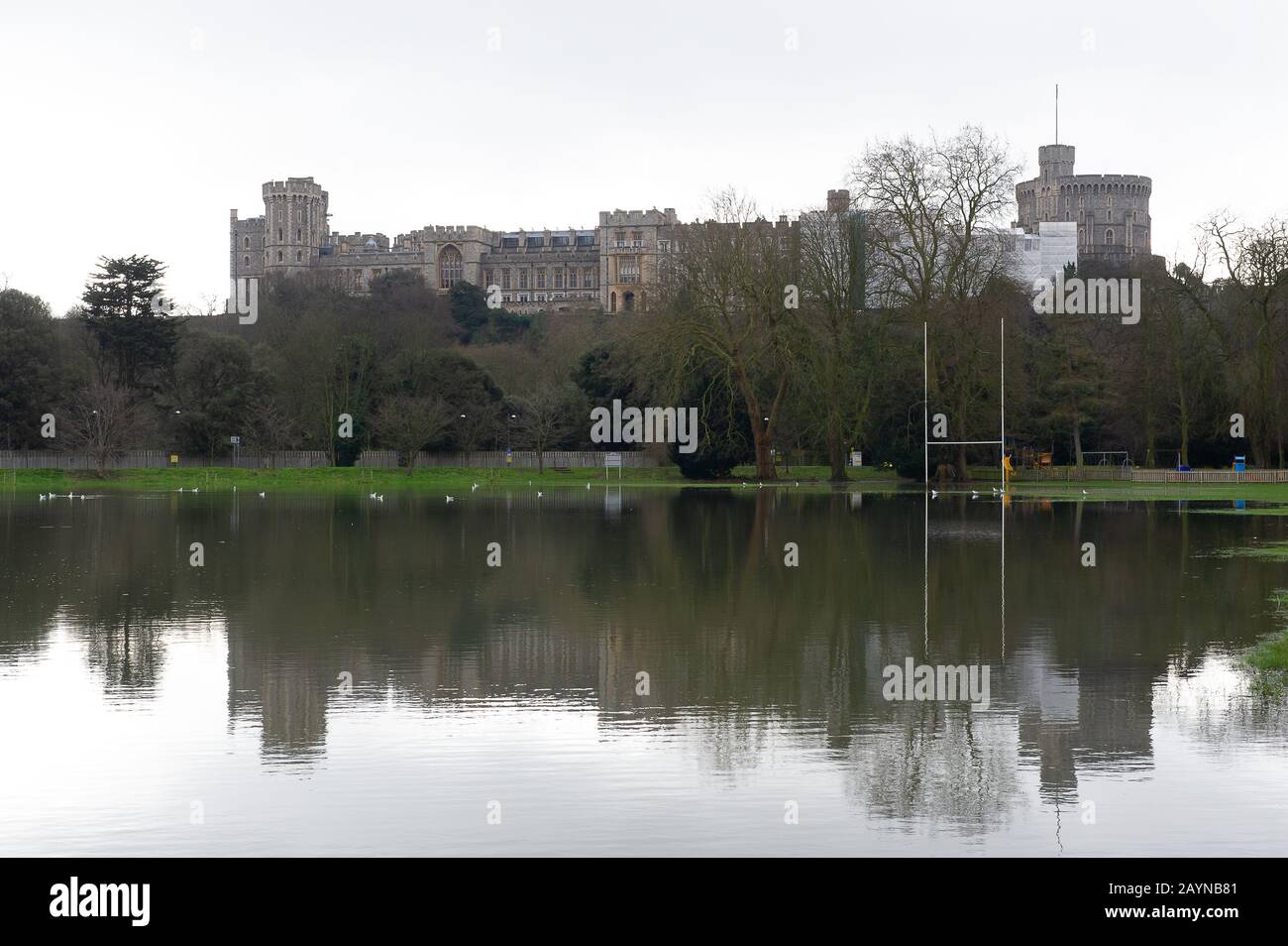 Campos de juego inundados y aparcamientos, Home Park, Windsor, Berkshire, Reino Unido. 10 de febrero de 2014. Tras las fuertes lluvias, el río Támesis irrumpió en la orilla de Eton, Windsor y Datchet inundando los campos de juego utilizados por el Windsor Rugby Club y los aparcamientos locales. Crédito: Maureen Mclean/Alamy Foto de stock