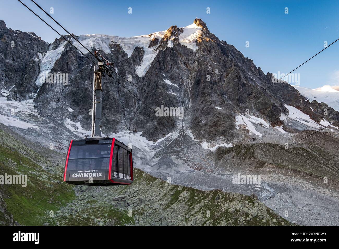 Murciélago paridad Es una suerte que El teleférico Aiguille du midi que sube al Mont Blanc en Chamonix, Francia  Fotografía de stock - Alamy