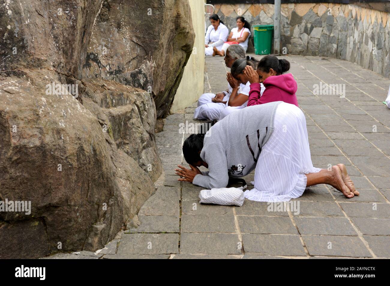 Sri Lanka, el pico de Adán, devotos budistas orando en el monasterio cumbre Foto de stock