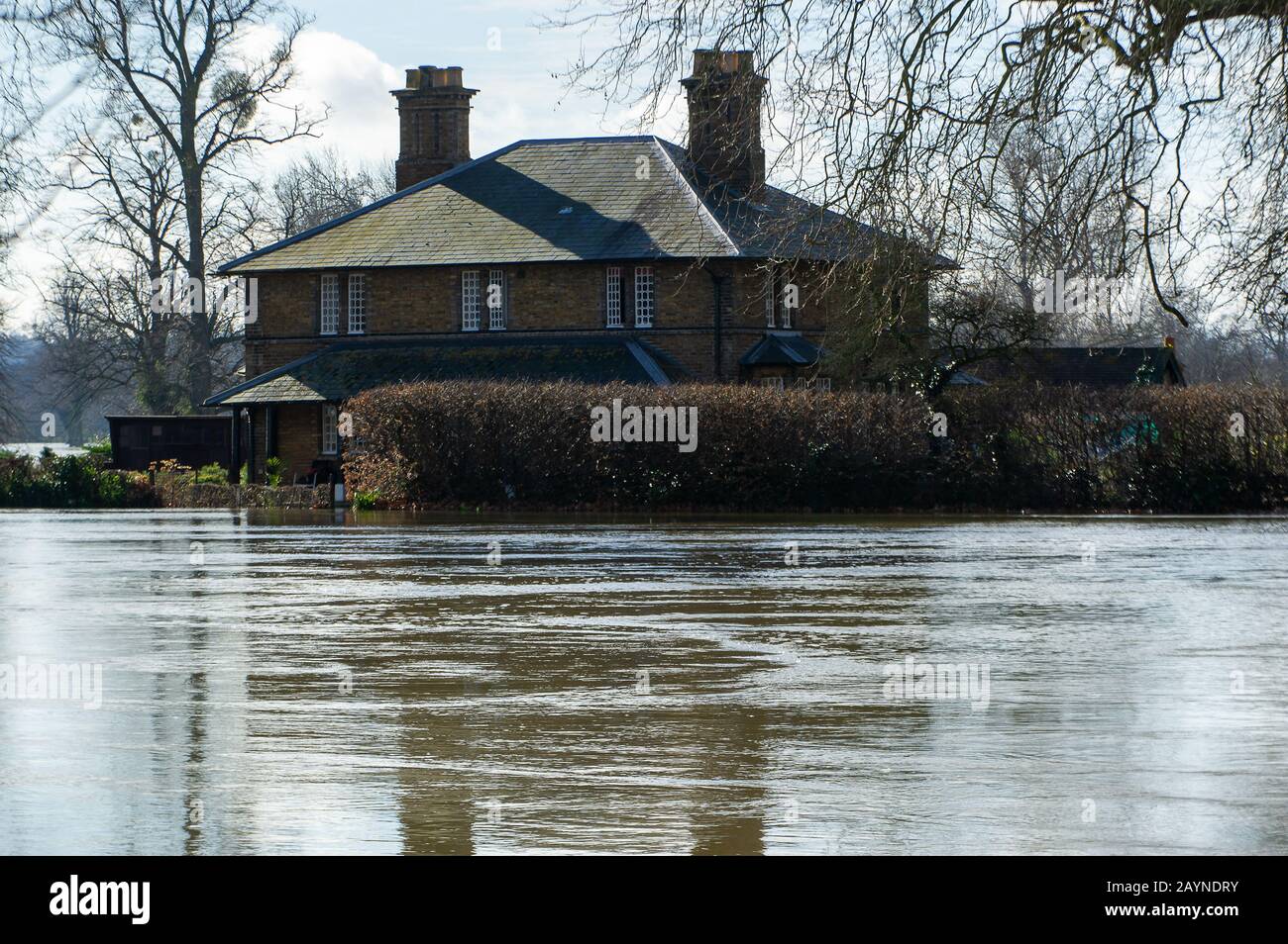 Inundaciones, Datchet Berkshire, Reino Unido. 10 de febrero de 2014. El río Támesis irrumpe en su orilla tras fuertes lluvias e inundaciones en las partes de Datchet Village. Crédito: Maureen Mclean/Alamy Foto de stock