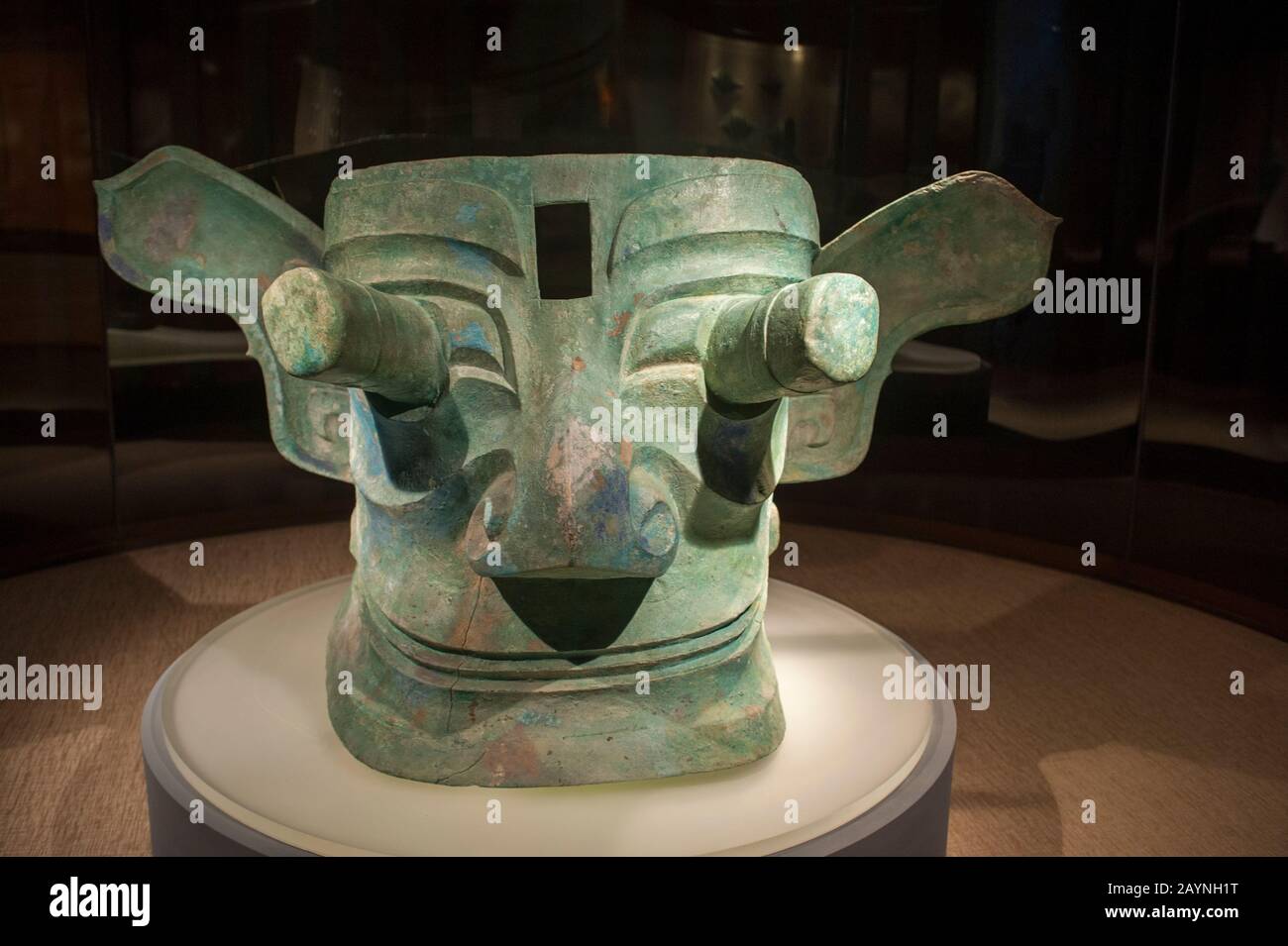 Una máscara de bronce con ojos sobresalientes del siglo XII AC en la exposición de artefactos antiguos en el Museo Sanxingdui en Sanxingdui cerca de Chengdu, S. Foto de stock