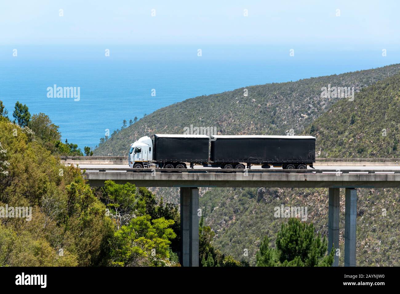 Puente Bloukrans, Cabo Oriental, Sudáfrica. 2019. Bloukraans Puente que lleva una carretera de peaje 216 metros por encima de la garganta. Camión y remolque negros Foto de stock