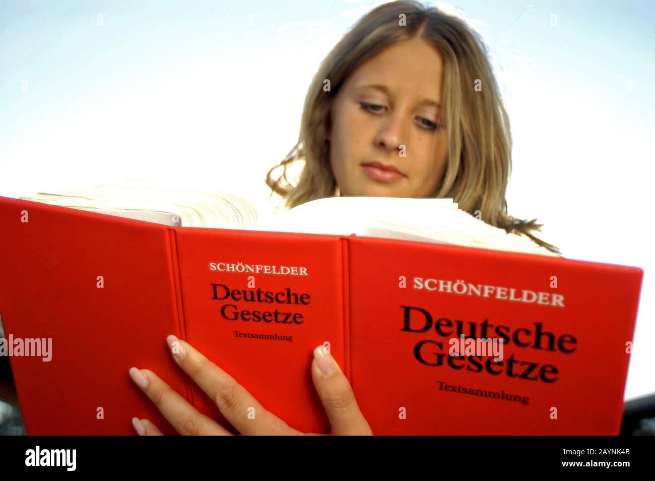 Junge Frau Chest das Buch Deutsche Gesetze Foto de stock