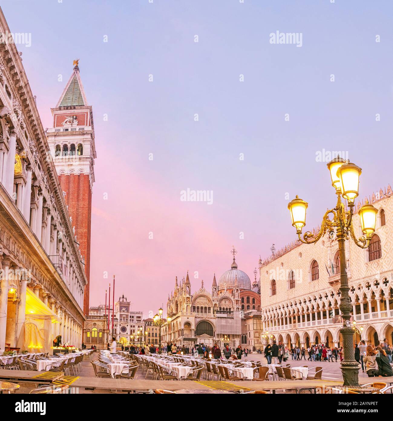 24 DE OCTUBRE de 2018, VENECIA, ITALIA: Famoso monumento turístico Plaza de San Marco en Venecia por la noche Foto de stock