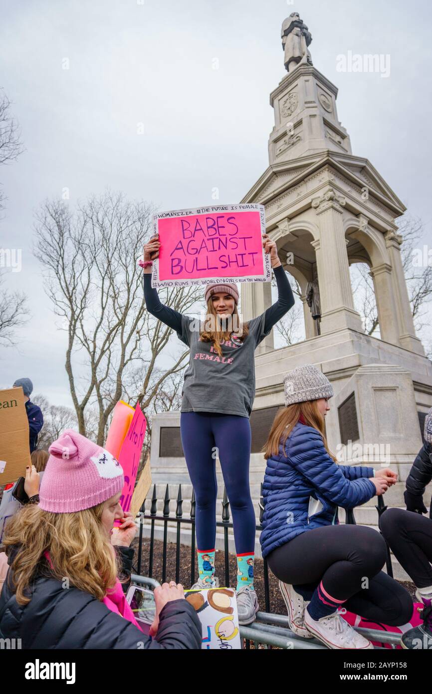 20 de enero de 2018-Cambridge, MA, EE.UU.- la joven adolescente sostiene una señal de protesta en el Primer Aniversario de la marcha de las mujeres. Foto de stock