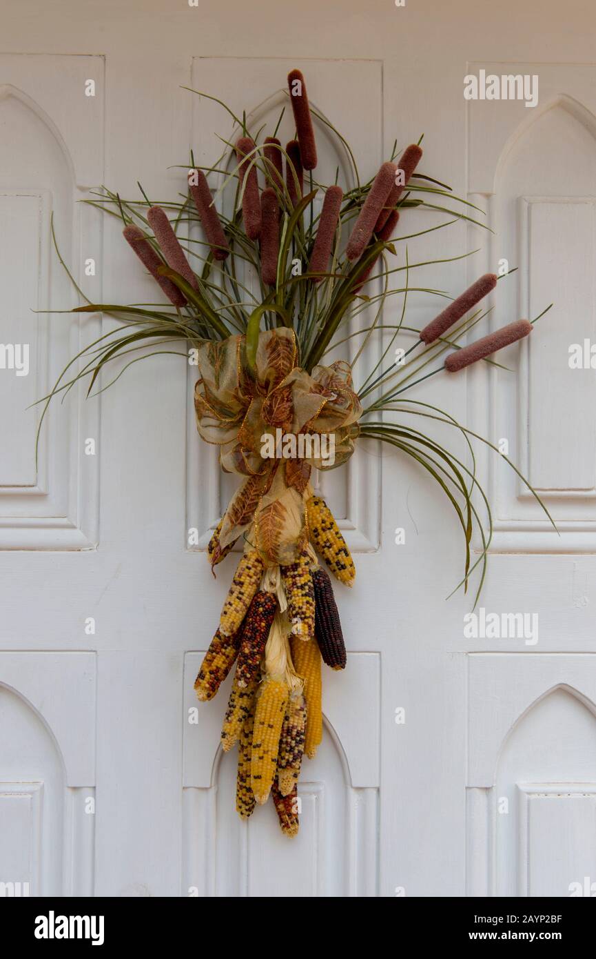 Decoración de otoño en la puerta de la Iglesia de la Misión de San  Francisco de Asís en Ranchos de Taos, Nuevo México, Estados Unidos  Fotografía de stock - Alamy