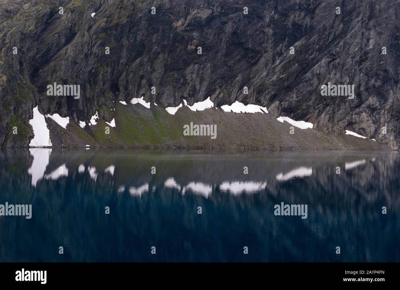 Peces en forma de lago Djupvatnet Foto de stock