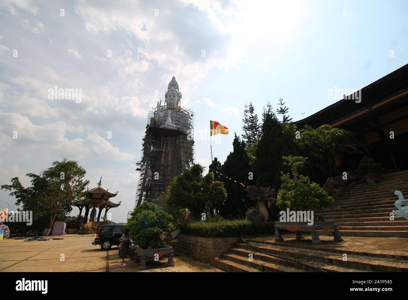 Estatua gigante de Buda bajo renovación fuera de Linh An Pagoda en da lat Vietnam que se abre y libre para los turistas locales y extranjeros Foto de stock