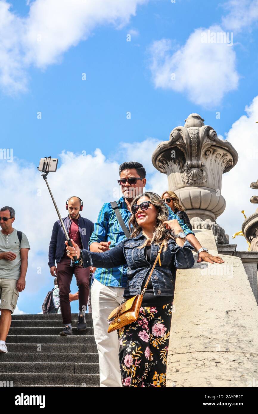Visitantes que toman selfies en París, Francia, Europa Foto de stock
