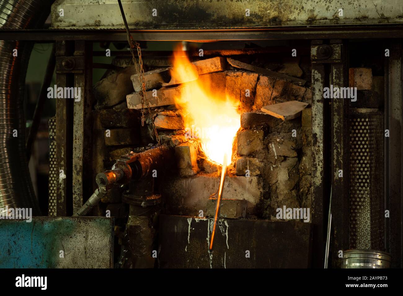 Cierre del fuego en el horno de una fábrica de vidrio Fotografía de stock -  Alamy