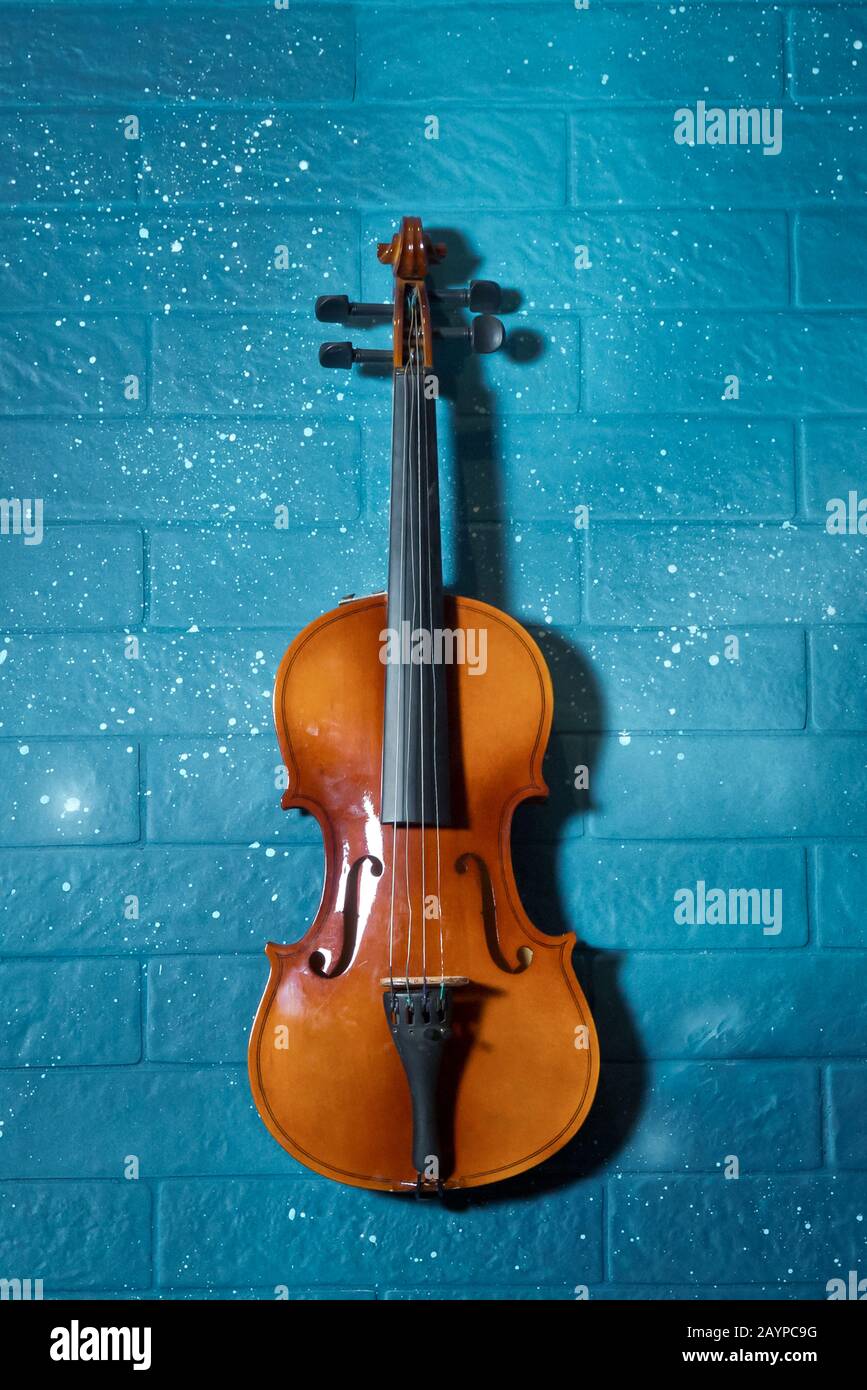 Cartel de concierto de música clásica con violín de color naranja sobre  fondo azul con espacio para copiar el texto . Violín y azul alquitrán en el  fondo Fotografía de stock - Alamy