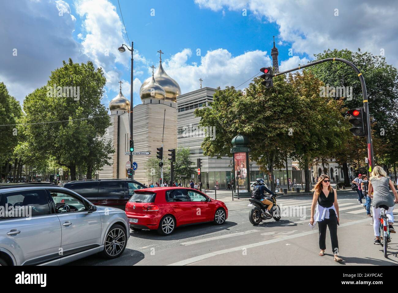 Coches esperando en el punto de cruce en París, Francia, Europa Foto de stock