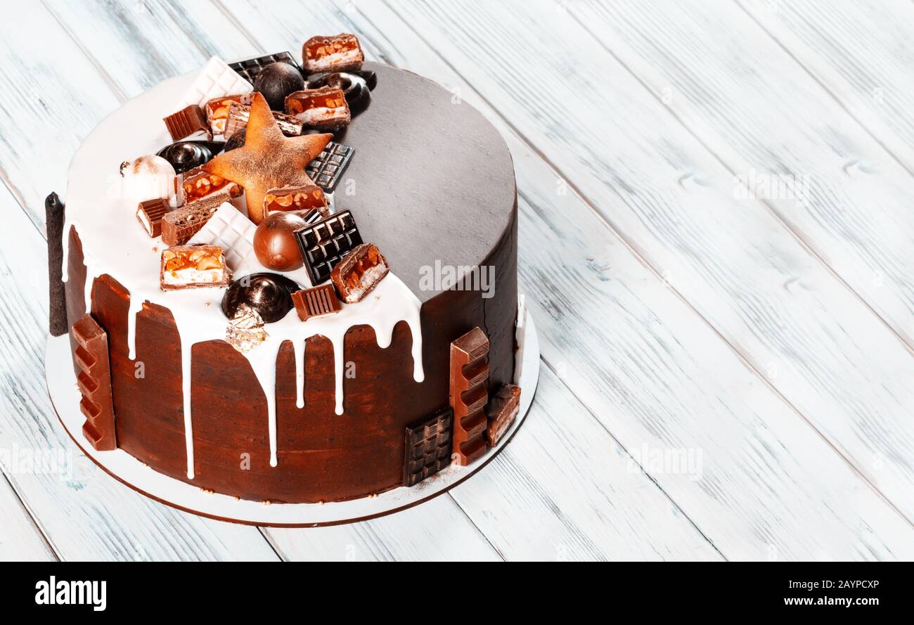 El pastel está decorado con chocolate blanco y crema batida Fotografía de  stock - Alamy
