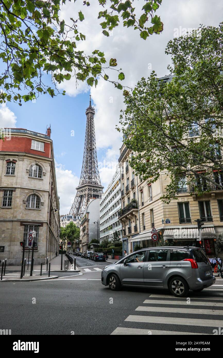 Escena callejera con coche y Torre Eiffel al fondo París, Francia, Europa Foto de stock