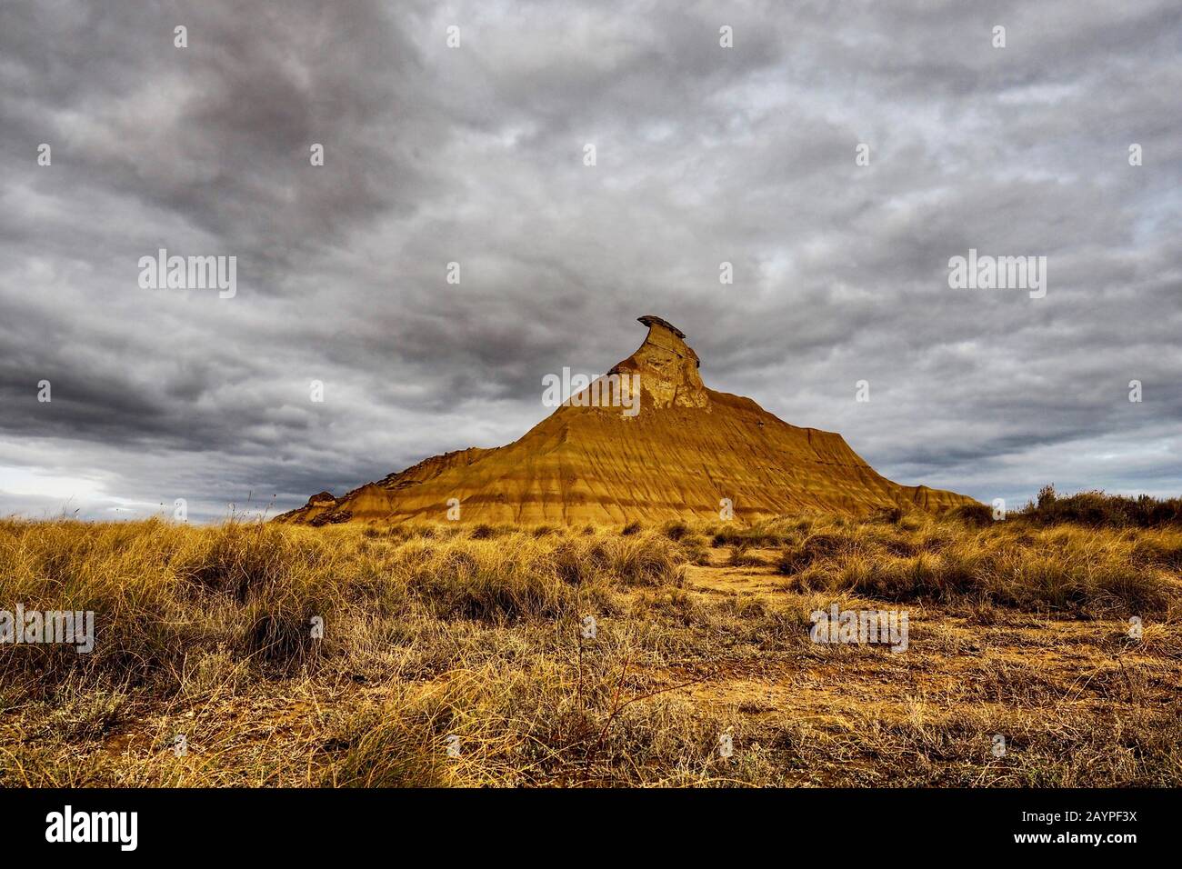 Paisaje desértico extremo con un espectacular fondo de cielo y el famoso Pico Castil de Tierra en Bardenas reales, Navarra, España, Europa Foto de stock