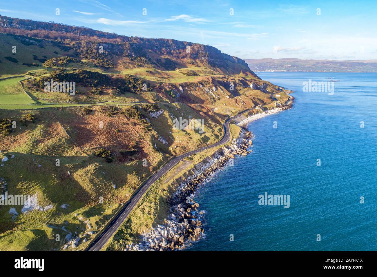 Costa atlántica de Irlanda del Norte, Antrim Coast Road, también conocida como ruta costera Causeway, Una de las carreteras costeras más pintorescas de Europa. Vista aérea Foto de stock