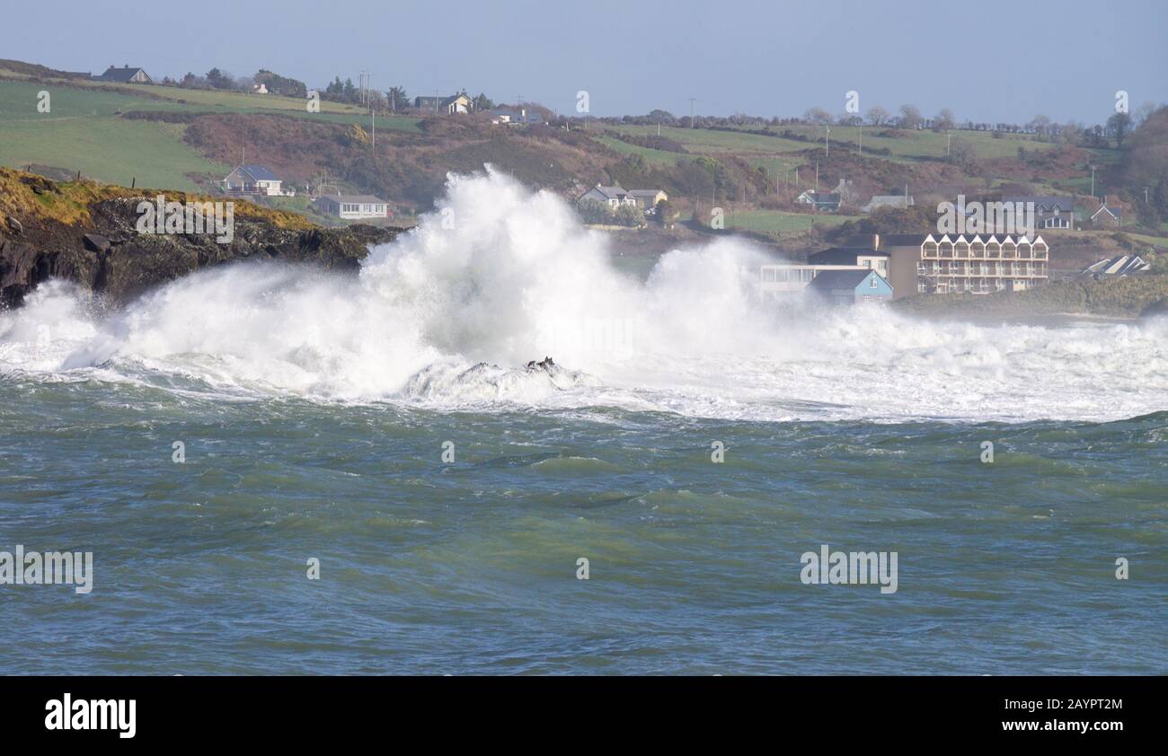 Olas de tormenta enormes rompiendo sobre los acantilados en el Warren Rosscarbery West Cork Ireland Foto de stock