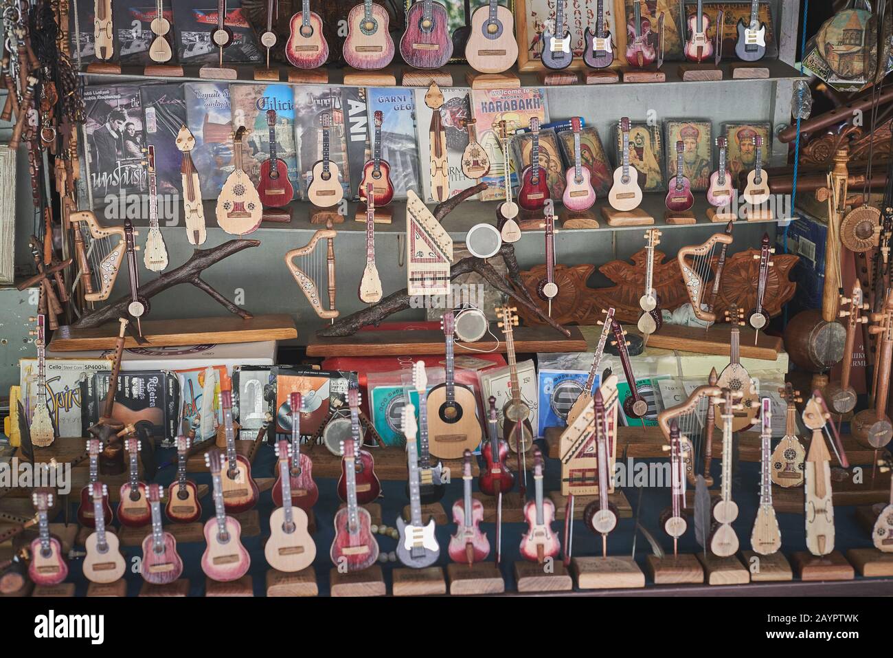 Ereván, Armenia 13 de octubre de 2019 - una colección de instrumentos  musicales armenios en miniatura para la venta en el mercado Fotografía de  stock - Alamy