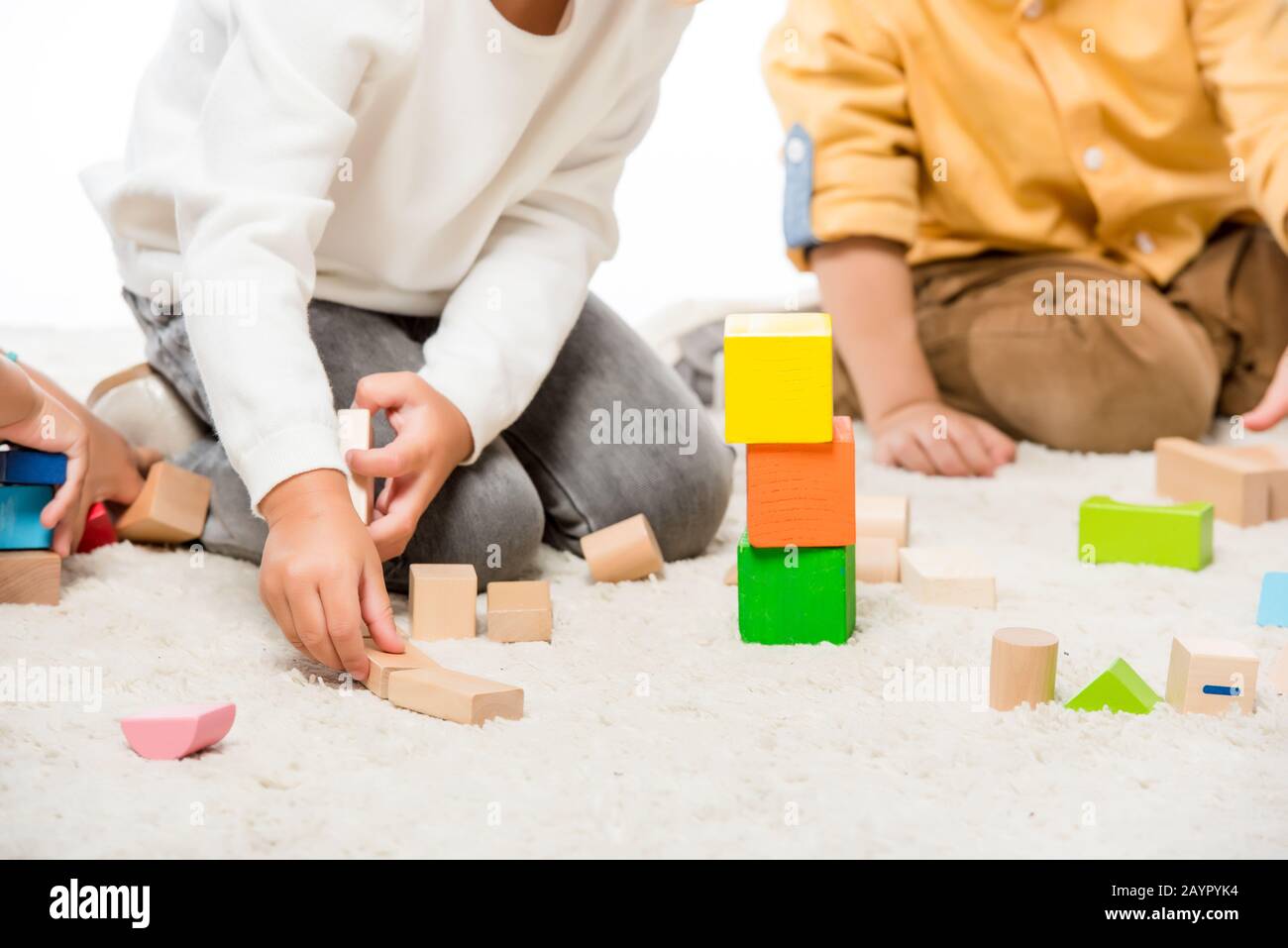 vista recortada de los niños jugando con bloques de madera en la alfombra  Fotografía de stock - Alamy