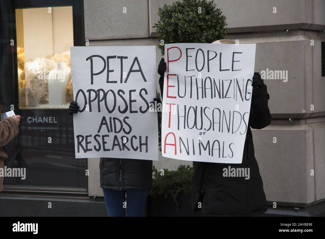 Los activistas de los Derechos de los animales están en vigor frente a Bergdorf Goodman's en la 5th Avenue durante la Semana de la Moda en Manhattan, Nueva York. Foto de stock