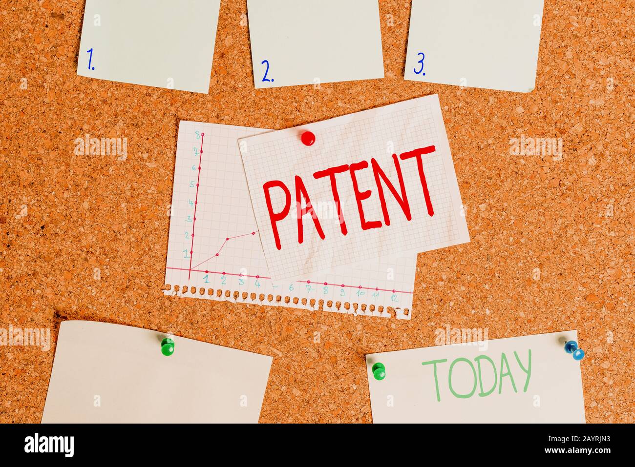 Texto de escritura de palabras patente. Foto de negocios que muestra la autoridad gubernamental o la licencia que confiere un derecho o título Corkboard color tamaño papel pin thumbta Foto de stock