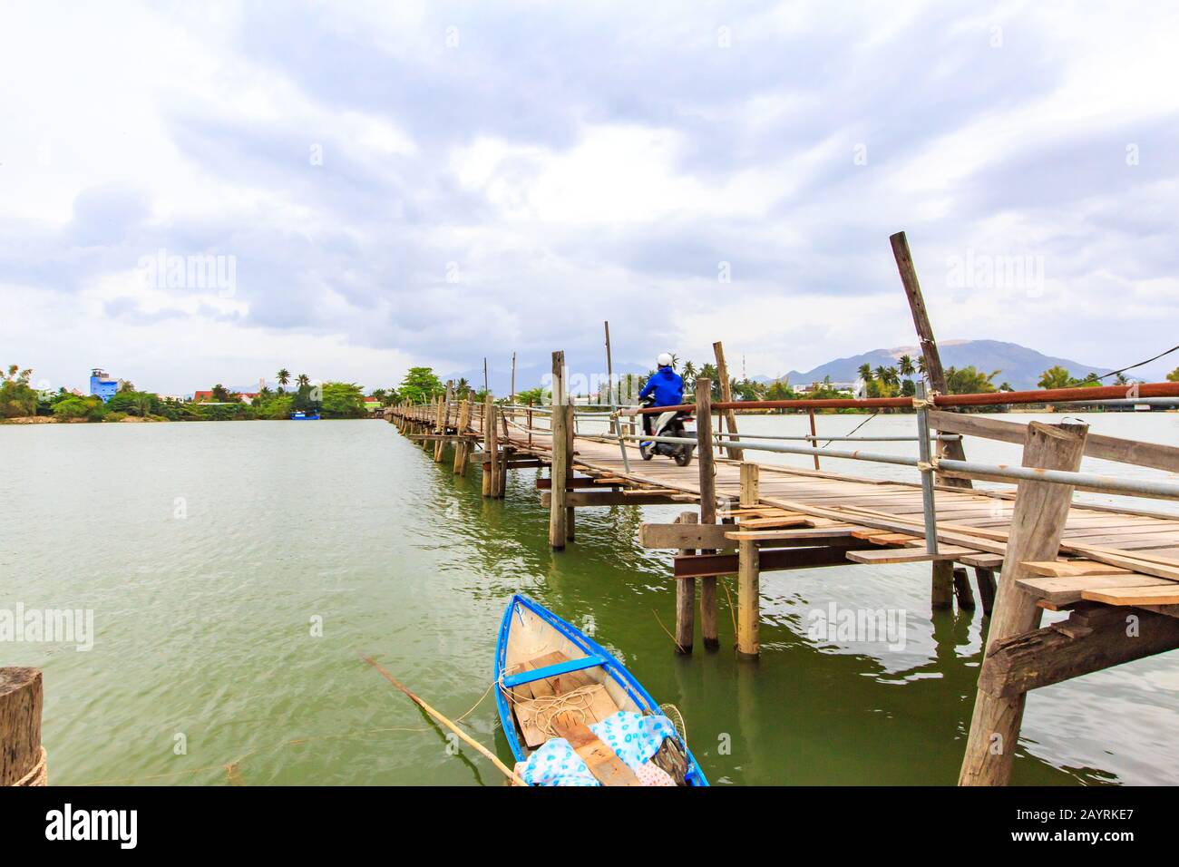 Viejo puente vietnamita de madera para motociclistas y motobikes. Estrecho puente de madera Phuoc Kieng. Utilizado por motociclistas y motociclistas Foto de stock