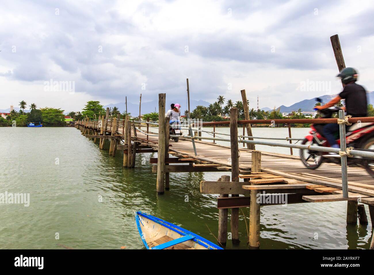 Viejo puente vietnamita de madera para motociclistas y motobikes. Estrecho puente de madera Phuoc Kieng. Utilizado por motociclistas y motociclistas Foto de stock